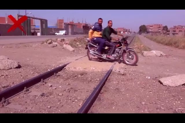 النقل تناشد المواطنين بعدم إقامة معابر غير شرعية على قضبان السكك الحديدية وعدم العبور منها