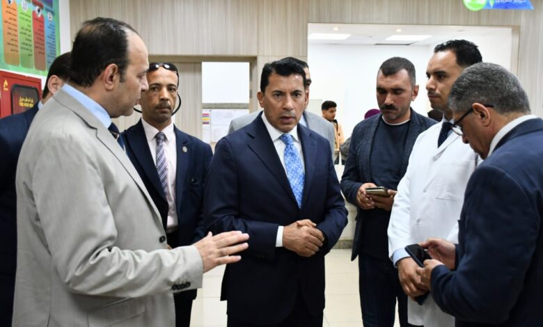 وزير الرياضة يطمئن على الحالة الصحية لمصابي حادث انقلاب ميني باص بطريق العاصمة الإدارية