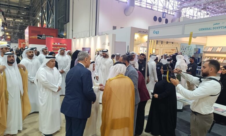 الشيخ سلطان القاسمي يتفقد جناح الهيئة المصرية العامة للكتاب ويكرم الكاتب محمد سلماوي “