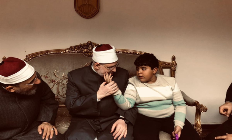 طفل مصري من ذوي الهمم يبهر لجنة التحكيم بالازهر الشريف