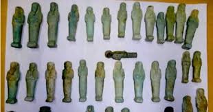 القبض على تشكيل عصابي إلكتروني متخصص في بيع آثار مزيفة