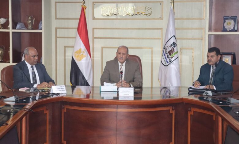 سكرتير عام بنى سويف يعقد اجتماعًا لمناقشة عدد من الطلبات المقدمة من بعض المواطنين