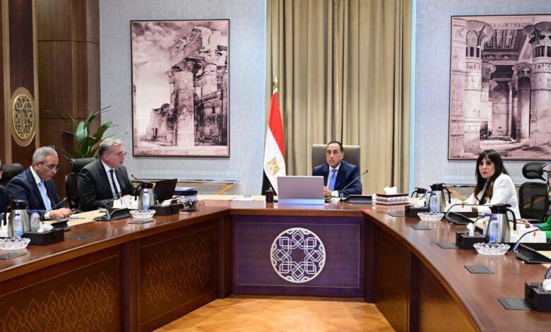 رئيس الوزراء : يلتقي وزير البترول والثروة المعدنية لاستعراض عددٍ من ملفات عمل الوزارة