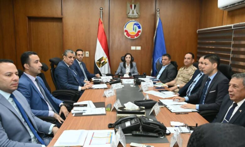 محافظ البحيرة تتابع سير العملية الإنتخابية من غرفة التحكم والسيطرة وتؤكد إنتظام فتح جميع اللجان