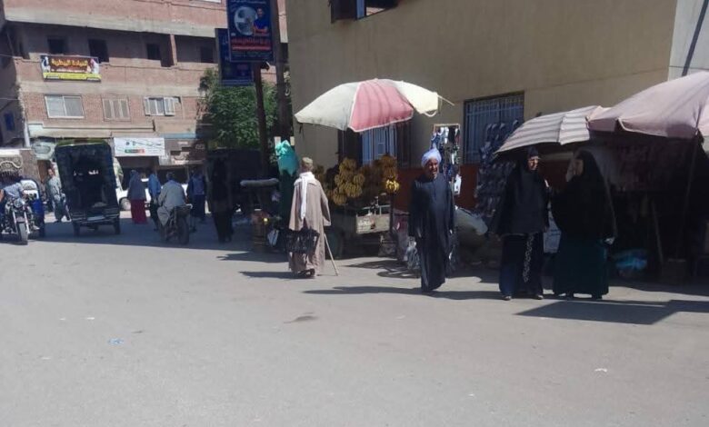 شوارع سمسطا ببنى سويف في قبضة الباعة الجائلين وغياب الحسم يُغذي الفوضى