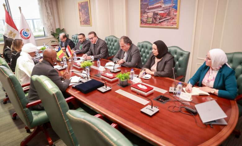 وزير الصحة يبحث مع نظيره التشادي تعزيز التعاون الصحي بين البلدين