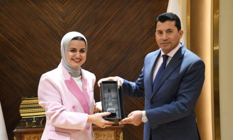 وزير الشباب والرياضة يلتقي وزيرة شؤون الشباب بدولة البحرين