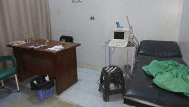 غلق وتشميع مستوصـف"غير مرخص" وضبط أدوية خاصة بالتأمين صحي ببنى سويف