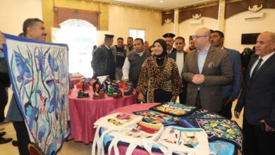 محافظ بني سويف يتفقد معرض الأسر المُنتجة