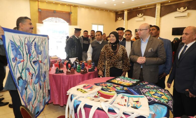 محافظ بني سويف يتفقد معرض الأسر المُنتجة