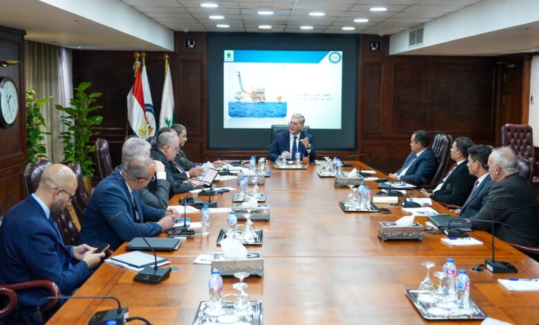 وزير البترول يعقد اجتماعا موسعا لمتابعة وتعجيل مشروعات زيادة إنتاج الغاز خلال العام الجديد