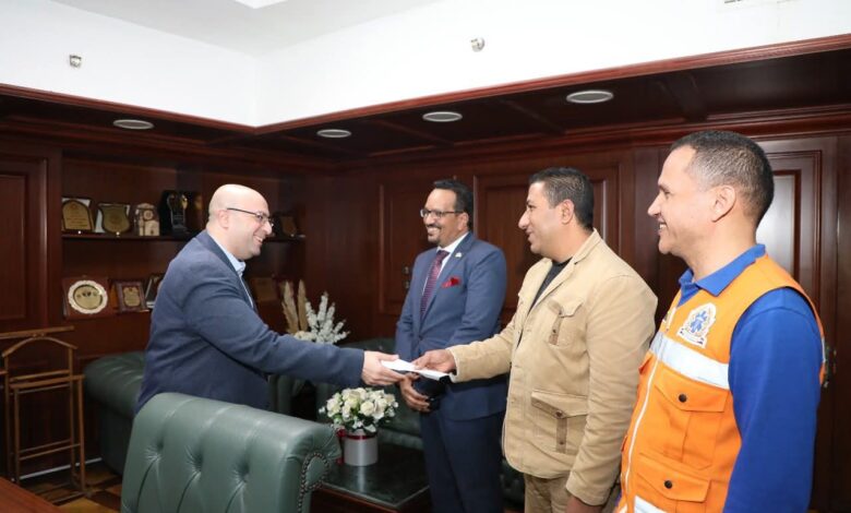 محافظ بني سويف يكرّم مشرف غرفة العمليات بمرفق الإسعاف لإنقاذه عامل نظافة