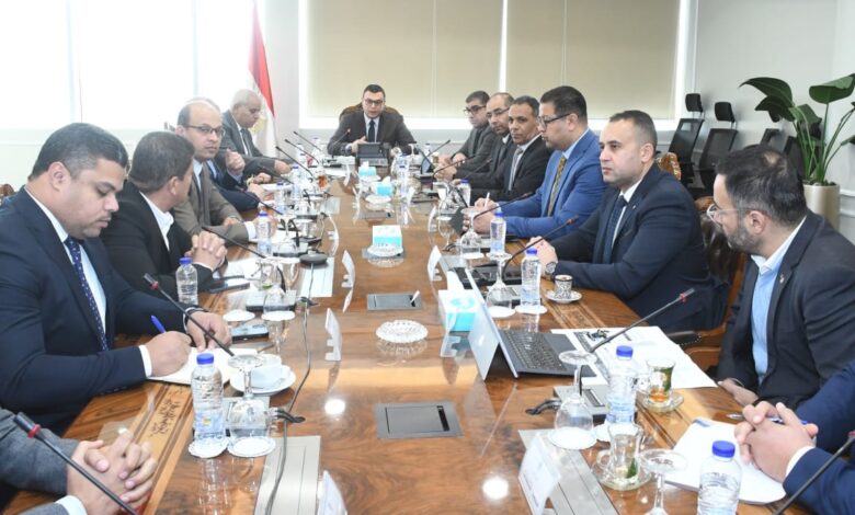 وزير الإسكان يتابع موقف مشروعات مارينا ومدينة العلمين الجديدة