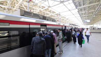النقل تنشر صورا توضح اقبال المواطنين على استقلال القطار الكهربائي الخفيف LRT