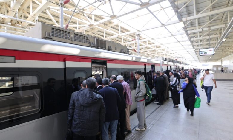 النقل تنشر صورا توضح اقبال المواطنين على استقلال القطار الكهربائي الخفيف LRT