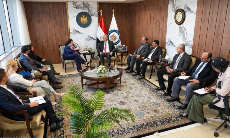 محادثات مع البنك الأوروبي لبحث تعزيز التمويل والاستثمار في قطاعي البترول والتعدين