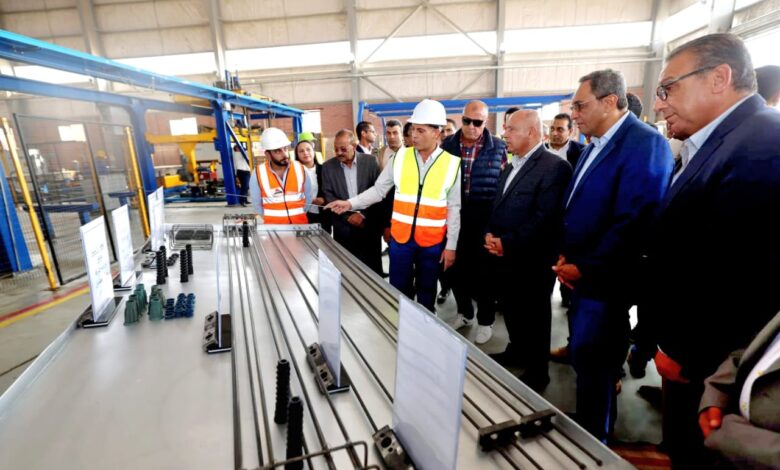 وزير الصناعة والنقل يتفقد محطات ومسار الخط الثاني من شبكة القطار السريع وكبارى المزلقانات ومحاور النيل