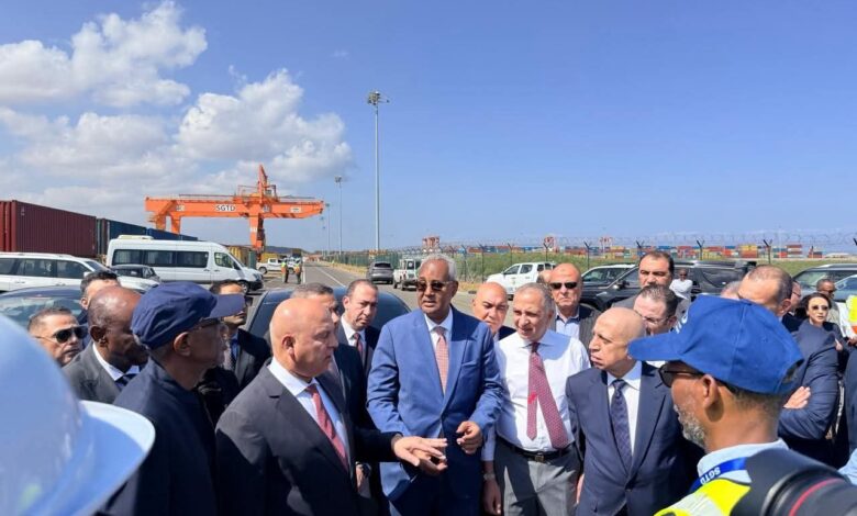 وزير الصناعة والنقل يزور مقر سلطة الموانئ والمناطق الحرة بجيبوتي