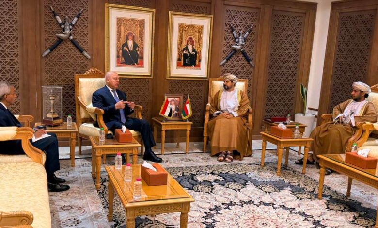 نائب رئيس الوزراء للتنمية الصناعية يلتقي وزير التجارة والصناعة وترويج الاستثمار العماني