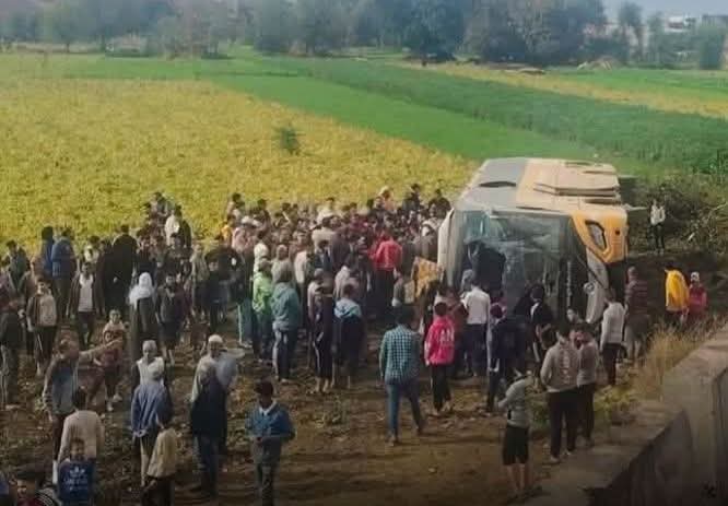 مصرع شخص وإصابة ثلاثة آخرين في انقلاب أتوبيس رحلات بسبب الأمطار بالغربية