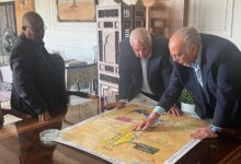 رئيس "بحوث الصحراء" يلتقي بمحافظ الوادي الجديد لمناقشة تعزيز التنمية الزراعية وحماية المشروعات القومية