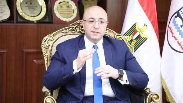 محافظ بني سويف يتابع مشكلات ومطالب وشكاوى طرحها المواطنون في اللقاء المفتوح