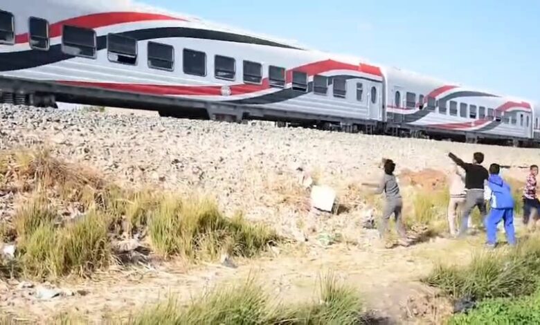 النقل تناشد المواطنين المشاركة فى التوعية من مخاطر ظاهرة رشق الاطفال للقطارات بالحجارة