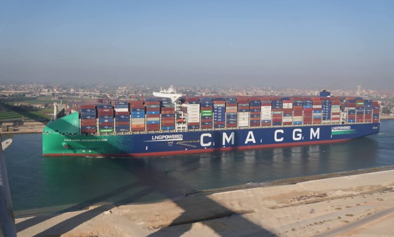 لأول مرة منذ عامين .. قناة السويس تشهد عبور إحدى أكبر سفن الحاويات في العالم