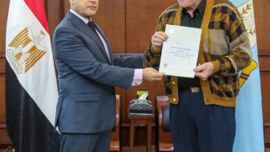 محافظ كفرالشيخ يُسلّم 14 عقد تقنين أراضي أملاك دولة للمستفيدين من المواطنين