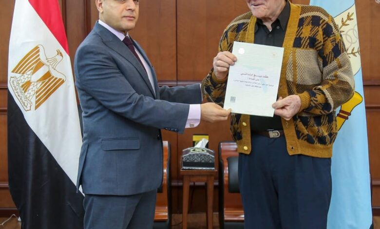 محافظ كفرالشيخ يُسلّم 14 عقد تقنين أراضي أملاك دولة للمستفيدين من المواطنين