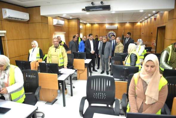 محافظ الدقهلية يتفقد مركز الشبكة الوطنية للطوارئ وعدد من إدارات الديوان العام