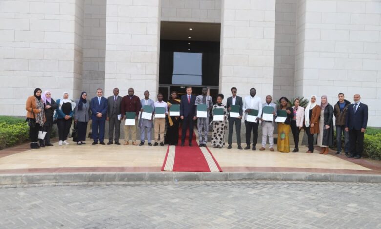 وزير الزراعة يُسلّم شهادات التخرج لمتدربين من 10 دول افريقية