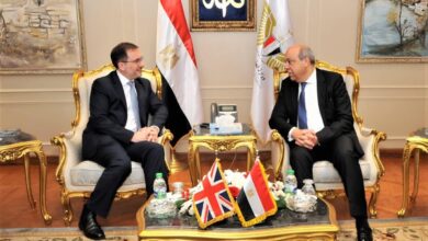  وزير الطيران المدني : يبحث مع السفير البريطاني تعزيز الشراكة في مجالات الطيران