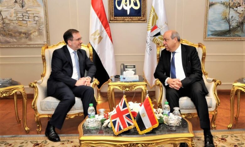  وزير الطيران المدني : يبحث مع السفير البريطاني تعزيز الشراكة في مجالات الطيران