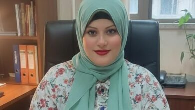 حين يولد الاختلاف: أطفال التوحد وصعوبات التعلم… رحلة تبدأ من البيت بقلم الكاتبة الصحفية ريهام عبد القادر أحمد في السنوات الأخيرة، لم يعد الحديث عن الأطفال الذين يولدون باختلافات نمائية مثل التوحد أو صعوبات التعلم أمرًا نادرًا أو هامشيًا. الأرقام في ازدياد، والأسئلة في البيوت أكثر، والقلق حاضر عند كل أم وأب يلاحظان أن نمو طفلهم لا يسير على نفس خطى الآخرين. من هنا، تخرج هذه السطور محاولة لفهم القضية بعيون إنسانية، وبمسؤولية صحفية، بعيدًا عن التهويل أو الشفقة. الطفل من أول يوم في حياته في حياته بيبدأ رحلته مع الدنيا، لكن مش كل الأطفال بيمشوا نفس الطريق بنفس السرعة. في أطفال بتحتاج دعم أكتر، فهم أكتر، وصبر أطول. اضطرابات زي طيف التوحد أو صعوبات التعلم مش مرض، ومش وصمة، هي طريقة مختلفة للمخ في الفهم والتعامل مع العالم. أول دور حقيقي للأم والأب بيبدأ من لحظة الملاحظة. أم تلاحظ إن طفلها مش بيبص في عينيها كتير، أو مش بيرد على اسمه، أو متأخر في الكلام. أب يلاحظ إن ابنه ذكي بس بيعاني في القراءة أو الكتابة. هنا الخطر مش في المشكلة نفسها، الخطر في التجاهل أو الإنكار. التشخيص المبكر هو المفتاح. كل ما اكتشفنا بدري، كل ما فرص التحسن كانت أكبر. وده مش معناه إن الطفل «يتصلح»، لكن معناه إننا نساعده يطلع أحسن نسخة من نفسه. زيارة أخصائي تخاطب، أو نفسي، أو تنمية مهارات مش رفاهية، دي خطوة أساسية. من أصعب الحاجات اللي بتمر بيها الأسرة هي تقبل الواقع. في أمهات بتلوم نفسها، وآباء بتحس بالعجز، وأسئلة كتير ملهاش إجابة: ليه؟ عملنا إيه غلط؟ والحقيقة إن مفيش حد غلط. القبول هنا مش استسلام، القبول هو بداية الشغل الحقيقي. دور الأم غالبًا بيكون اليومي والأقرب: متابعة الجلسات، تنفيذ التمارين في البيت، الصبر على التكرار، والاحتفال بأي تقدم مهما كان بسيط. كلمة جديدة، تواصل بعين، محاولة كتابة حرف… دي إنجازات حقيقية. ودور الأب لا يقل أهمية. الدعم النفسي للأم، المشاركة في القرار، قضاء وقت حقيقي مع الطفل، وإحساس الطفل إن أبوه فخور بيه زي ما هو. الطفل المختلف محتاج أمان أكتر من أي حاجة. ومع الوقت، ومع دخول المدرسة، بتظهر تحديات جديدة. نظام تعليمي أحيانًا مش مهيأ، ومعلمين مش دايمًا فاهمين. هنا لازم الأسرة تكون صوت الطفل، تدافع عن حقه في التعليم المناسب، وتشرح احتياجاته بدون خجل. كبر الطفل مش نهاية الرحلة، دي مرحلة جديدة. مراهق عنده توحد أو صعوبات تعلم محتاج يتعلم يعتمد على نفسه على قد ما يقدر، يكتشف نقاط قوته، ويحس إنه عضو مهم في المجتمع. في أطفال كتير عندهم قدرات مذهلة، بس محتاجين اللي يكتشفها. القصة دي مش قصة حزن، هي قصة مسؤولية وأمل. أطفالنا المختلفين مش أقل، هم فقط مختلفين. ومع أسرة واعية، ودعم حقيقي، وحب غير مشروط، الطفل ده يقدر يعيش حياة كريمة، ناجحة، ومليانة معنى. في النهاية، تبقى القضية أكبر من مجرد تشخيص أو جلسات علاج. هي قضية وعي مجتمعي، ومسؤولية أسرة، ودور دولة ونظام تعليمي وصحي قادرين على الاحتواء قبل الحكم. الطفل الذي يولد مختلفًا لا يحتاج نظرات شفقة، بل فرصًا حقيقية، ويدًا تمتد له في الوقت المناسب. حين نؤمن أن الاختلاف جزء من الإنسانية، سنكتشف أن دعم طفل واحد يمكن أن يغيّر مستقبل أسرة كاملة، وربما مجتمع بأكمله.