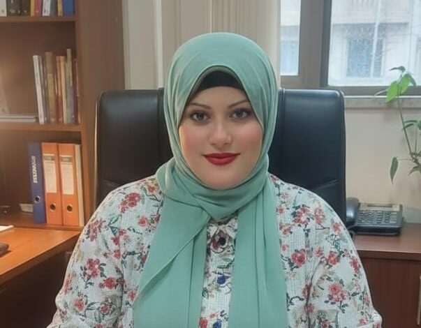 حين يولد الاختلاف: أطفال التوحد وصعوبات التعلم… رحلة تبدأ من البيت بقلم الكاتبة الصحفية ريهام عبد القادر أحمد في السنوات الأخيرة، لم يعد الحديث عن الأطفال الذين يولدون باختلافات نمائية مثل التوحد أو صعوبات التعلم أمرًا نادرًا أو هامشيًا. الأرقام في ازدياد، والأسئلة في البيوت أكثر، والقلق حاضر عند كل أم وأب يلاحظان أن نمو طفلهم لا يسير على نفس خطى الآخرين. من هنا، تخرج هذه السطور محاولة لفهم القضية بعيون إنسانية، وبمسؤولية صحفية، بعيدًا عن التهويل أو الشفقة. الطفل من أول يوم في حياته في حياته بيبدأ رحلته مع الدنيا، لكن مش كل الأطفال بيمشوا نفس الطريق بنفس السرعة. في أطفال بتحتاج دعم أكتر، فهم أكتر، وصبر أطول. اضطرابات زي طيف التوحد أو صعوبات التعلم مش مرض، ومش وصمة، هي طريقة مختلفة للمخ في الفهم والتعامل مع العالم. أول دور حقيقي للأم والأب بيبدأ من لحظة الملاحظة. أم تلاحظ إن طفلها مش بيبص في عينيها كتير، أو مش بيرد على اسمه، أو متأخر في الكلام. أب يلاحظ إن ابنه ذكي بس بيعاني في القراءة أو الكتابة. هنا الخطر مش في المشكلة نفسها، الخطر في التجاهل أو الإنكار. التشخيص المبكر هو المفتاح. كل ما اكتشفنا بدري، كل ما فرص التحسن كانت أكبر. وده مش معناه إن الطفل «يتصلح»، لكن معناه إننا نساعده يطلع أحسن نسخة من نفسه. زيارة أخصائي تخاطب، أو نفسي، أو تنمية مهارات مش رفاهية، دي خطوة أساسية. من أصعب الحاجات اللي بتمر بيها الأسرة هي تقبل الواقع. في أمهات بتلوم نفسها، وآباء بتحس بالعجز، وأسئلة كتير ملهاش إجابة: ليه؟ عملنا إيه غلط؟ والحقيقة إن مفيش حد غلط. القبول هنا مش استسلام، القبول هو بداية الشغل الحقيقي. دور الأم غالبًا بيكون اليومي والأقرب: متابعة الجلسات، تنفيذ التمارين في البيت، الصبر على التكرار، والاحتفال بأي تقدم مهما كان بسيط. كلمة جديدة، تواصل بعين، محاولة كتابة حرف… دي إنجازات حقيقية. ودور الأب لا يقل أهمية. الدعم النفسي للأم، المشاركة في القرار، قضاء وقت حقيقي مع الطفل، وإحساس الطفل إن أبوه فخور بيه زي ما هو. الطفل المختلف محتاج أمان أكتر من أي حاجة. ومع الوقت، ومع دخول المدرسة، بتظهر تحديات جديدة. نظام تعليمي أحيانًا مش مهيأ، ومعلمين مش دايمًا فاهمين. هنا لازم الأسرة تكون صوت الطفل، تدافع عن حقه في التعليم المناسب، وتشرح احتياجاته بدون خجل. كبر الطفل مش نهاية الرحلة، دي مرحلة جديدة. مراهق عنده توحد أو صعوبات تعلم محتاج يتعلم يعتمد على نفسه على قد ما يقدر، يكتشف نقاط قوته، ويحس إنه عضو مهم في المجتمع. في أطفال كتير عندهم قدرات مذهلة، بس محتاجين اللي يكتشفها. القصة دي مش قصة حزن، هي قصة مسؤولية وأمل. أطفالنا المختلفين مش أقل، هم فقط مختلفين. ومع أسرة واعية، ودعم حقيقي، وحب غير مشروط، الطفل ده يقدر يعيش حياة كريمة، ناجحة، ومليانة معنى. في النهاية، تبقى القضية أكبر من مجرد تشخيص أو جلسات علاج. هي قضية وعي مجتمعي، ومسؤولية أسرة، ودور دولة ونظام تعليمي وصحي قادرين على الاحتواء قبل الحكم. الطفل الذي يولد مختلفًا لا يحتاج نظرات شفقة، بل فرصًا حقيقية، ويدًا تمتد له في الوقت المناسب. حين نؤمن أن الاختلاف جزء من الإنسانية، سنكتشف أن دعم طفل واحد يمكن أن يغيّر مستقبل أسرة كاملة، وربما مجتمع بأكمله.