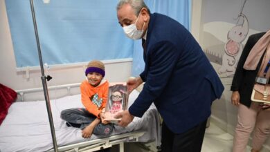 محافظ الغربية يدخل البهجة إلى قلوب أطفال معهد أورام طنطا ويوزع الهدايا