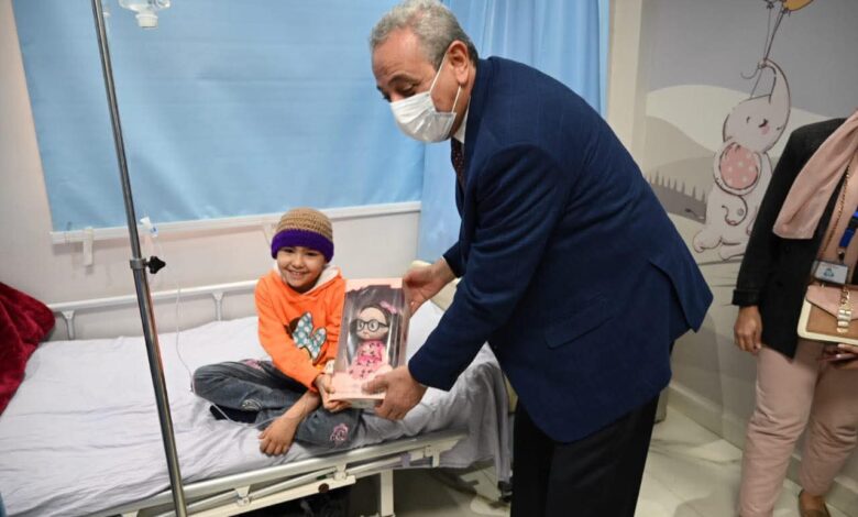 محافظ الغربية يدخل البهجة إلى قلوب أطفال معهد أورام طنطا ويوزع الهدايا