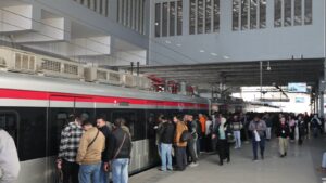 "بالصور"  اقبال الكثيف من المواطنين على استقلال القطار الكهربائي الخفيف LRT