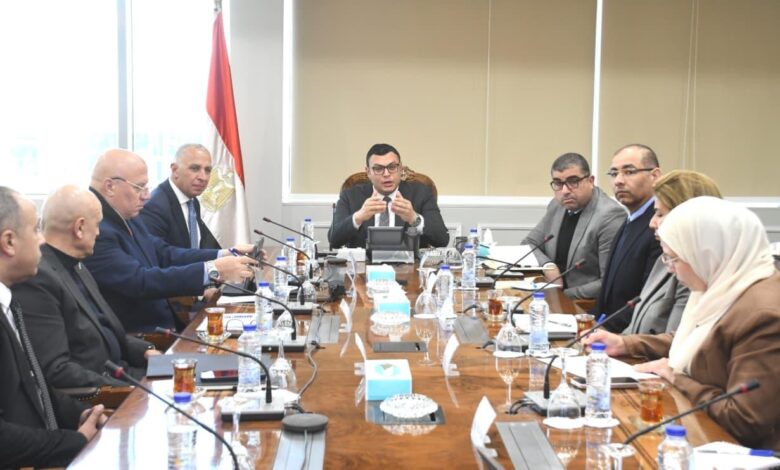 وزير الإسكان يعجتمع مع مسئولي شركة السويدي لدفع العمل بالمشروعات التي تنفذها بالمدن الجديدة