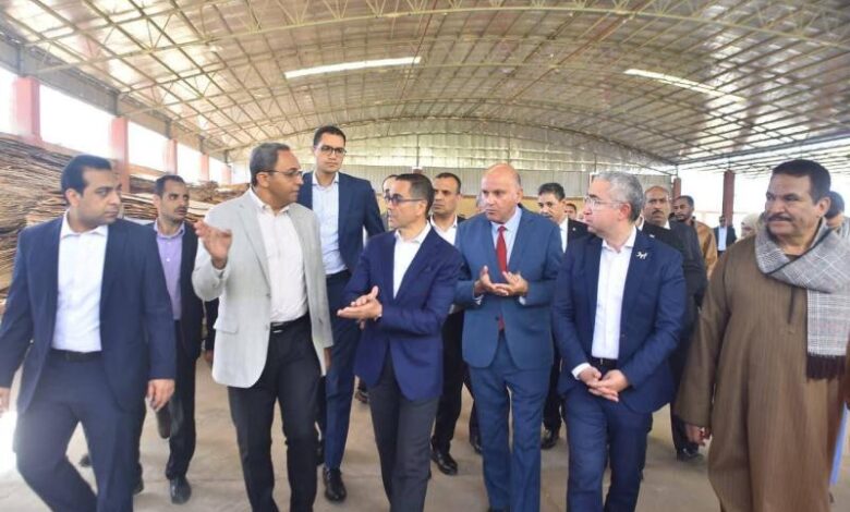 في إطار جولته الحالية بمحافظتي الأقصر وقنا: - وزير الاستثمار والتجارة الخارجية ومحافظ قنا يتفقدان سير العمل بالمنطقة الحرة العامة بقفط