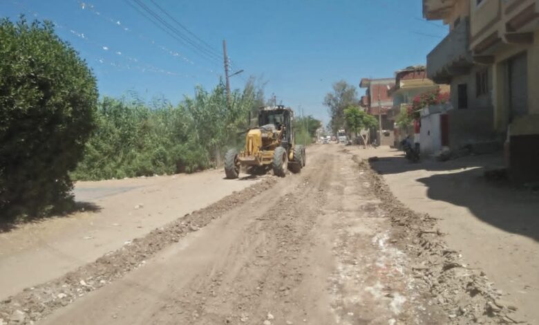 تسوية وتمهيد 5 طرق بمداخل القرى التابعة لمركز ومدينة كفر الشيخ