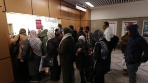 "بالصور"  اقبال الكثيف من المواطنين على استقلال القطار الكهربائي الخفيف LRT