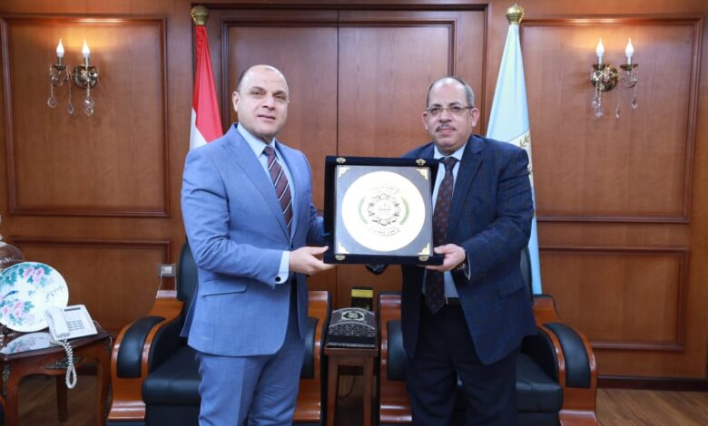 محافظ كفرالشيخ يكرّم المستشار شفيق أحمد الجنك تقديرًا لجهوده الوطنية