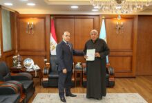 محافظ كفرالشيخ يُسلّم 9 عقود تقنين أراضي أملاك دولة للمستفيدين من المواطنين