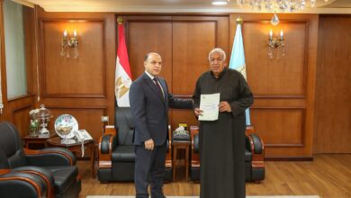 محافظ كفرالشيخ يُسلّم 9 عقود تقنين أراضي أملاك دولة للمستفيدين من المواطنين