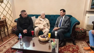 وزير الرياضة يطمأن على صحة الكابتن حسن شحاته بعد العملية الجراحية