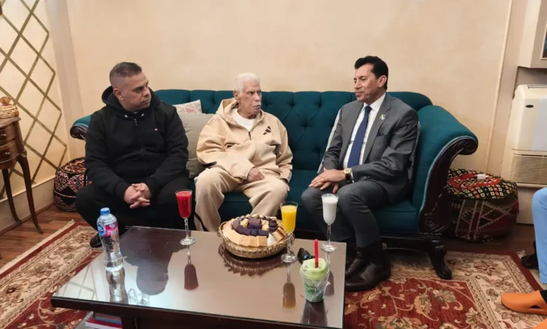 وزير الرياضة يطمأن على صحة الكابتن حسن شحاته بعد العملية الجراحية