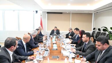 وزير الإسكان يعقد اجتماعا مع مسئولي شركة سامكريت