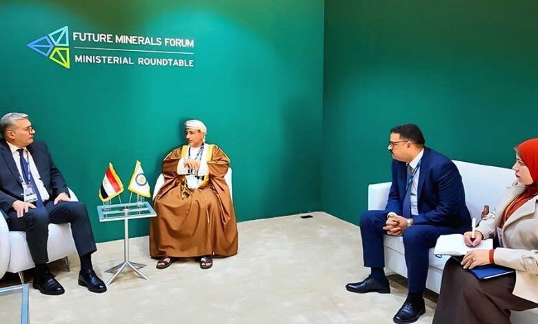 وزير البترول يبحث تبادل الخبرات في مجال التعدين مع سلطنة عُمان
